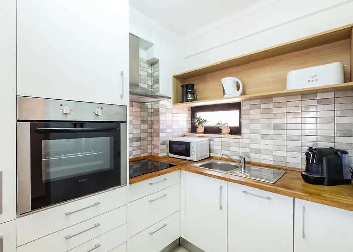 #006 Foxy D By Holidays